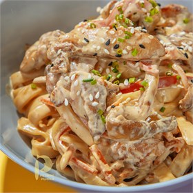 {{photo.Alt || photo.Description || 'Сливочный удон с курицей'}}